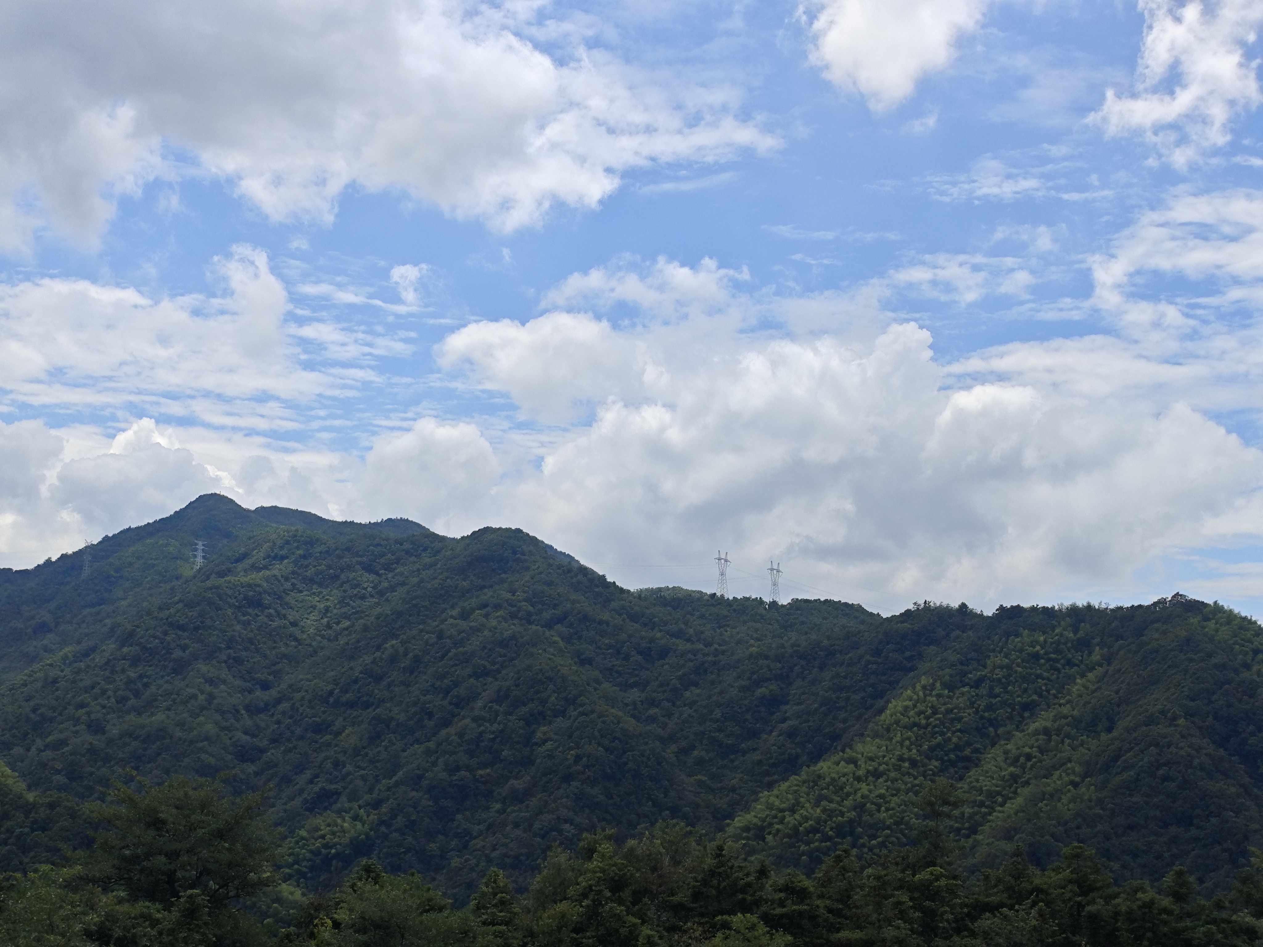 群山与蓝天 群山与蓝天